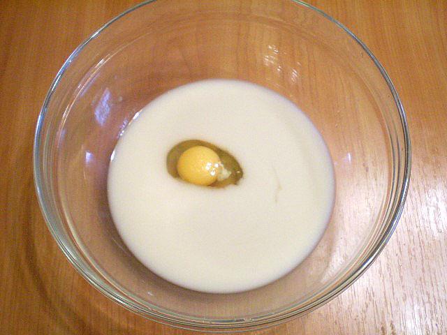 mezclar huevo, azúcar y kéfir