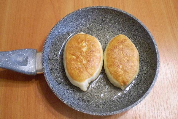 freír pasteles con cerezas