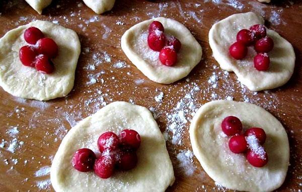 étaler la pâte et disposer les cerises