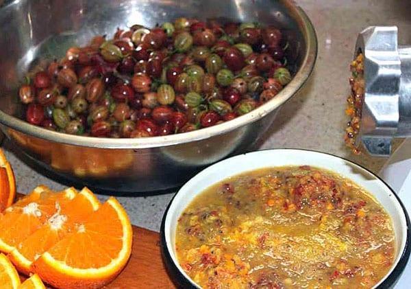 pasamos los ingredientes por una picadora de carne