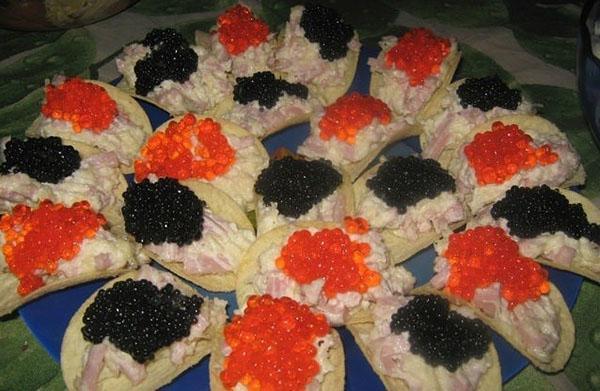 patatas fritas con caviar y palitos de cangrejo