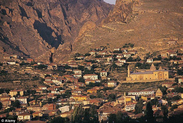 العديد من هؤلاء السجناء لديهم تاريخ عنيف وهذا هو سبب سجنهم. في عام 2010 في ألمانيا ، قام سجين يقضي عقوبة بالسجن بتهمة اغتصاب وقتل طفل بطعن صديقته وخنقها عندما جاءت لزيارته. 