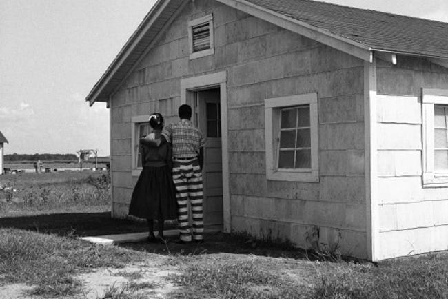 كان سجن ولاية ميسيسيبي في أوائل العشرينات من القرن الماضي أول سجن يقيم زيارات زوجية. كان جيمس بارشمن مأمور السجن وكان عنصريًا مروعًا. لقد حول السجن إلى مزرعة عاملة وكان ينوي وضع عبء العمل على سجناءه من الذكور الأمريكيين من أصل أفريقي. يعتقد Parchmen أن الرجال السود هم وحوش جنسية حيوانية ويدفعون لعاهرات ليأتوا ويمارسوا الجنس مع النزلاء كل يوم أحد. كان يعتقد أن هذا سيحفزهم على العمل بجدية أكبر. بحلول الثلاثينيات من القرن الماضي ، بدأت مزرعة بارشمان في السماح للسجناء الذكور البيض بالاستفادة من البرنامج ، ولكن تمت الإشارة إليه على أنه