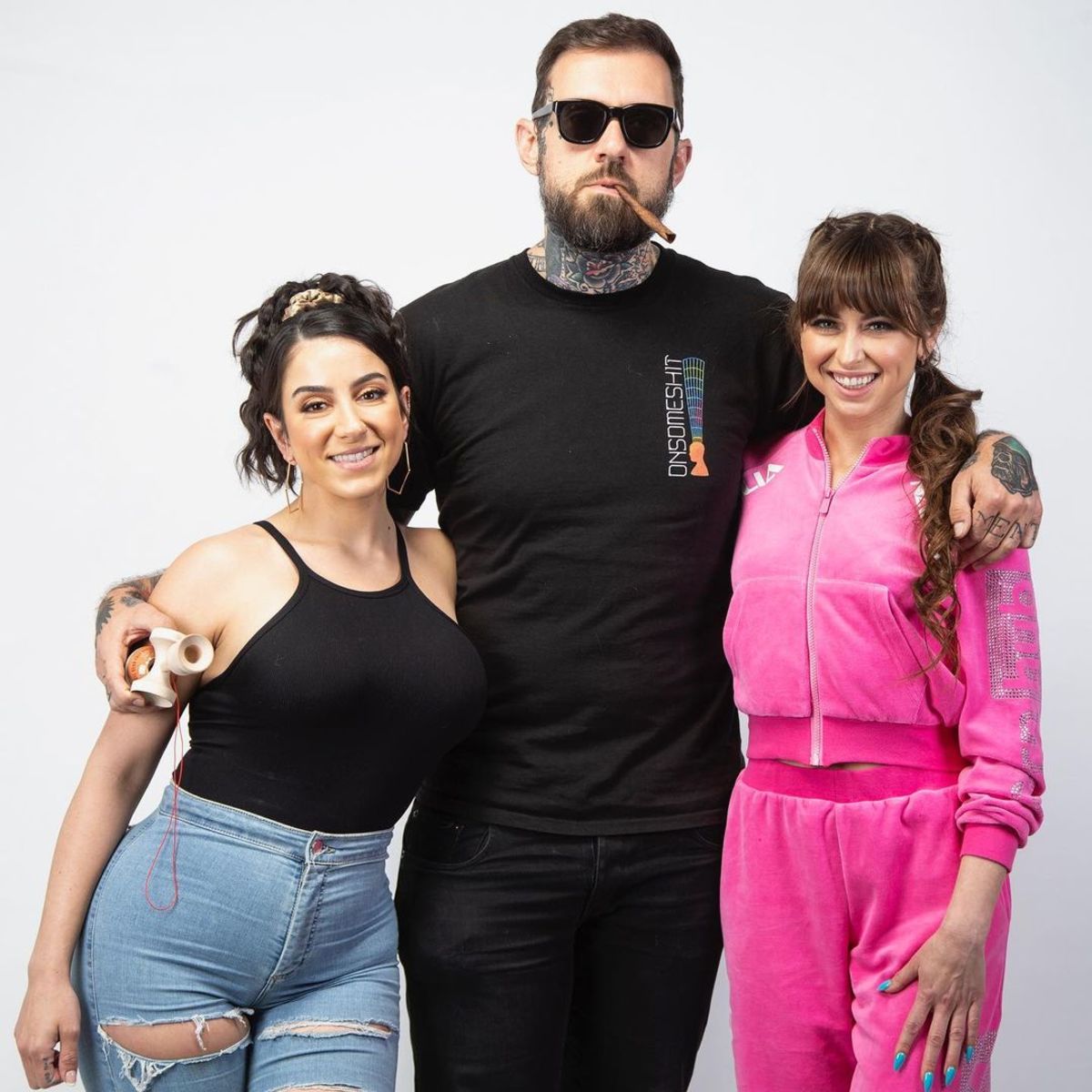 Grandmaison (Mitte) mit seiner Partnerin und Top-OnlyFans-Schöpferin Lena Nersesian (links) und dem AVN-preisgekrönten Performer Riley Reid (rechts). Foto über @adam22