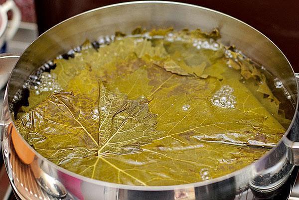 les feuilles propres sont versées avec de l'eau bouillante