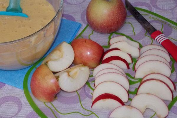 preparando manzanas para charlotte