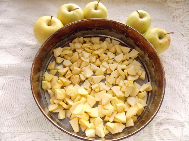 mettre les pommes tranchées dans le moule