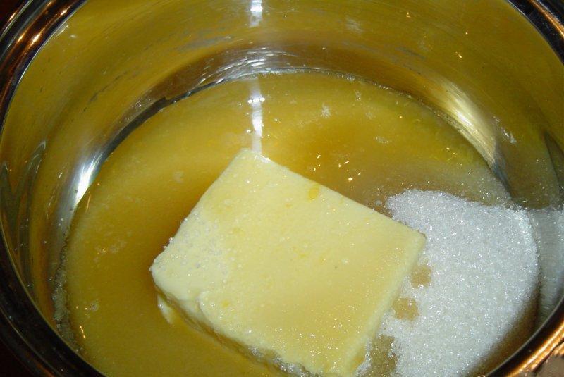 batir la mantequilla con jugo y azúcar
