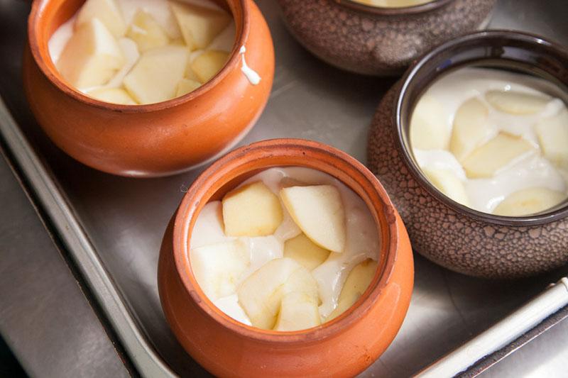 mettre les pommes sur la pâte et cuire