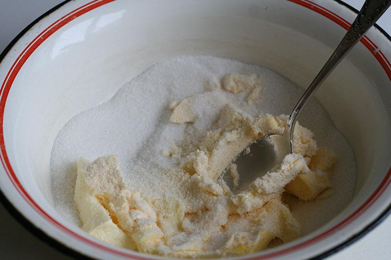 moler la mantequilla con azúcar
