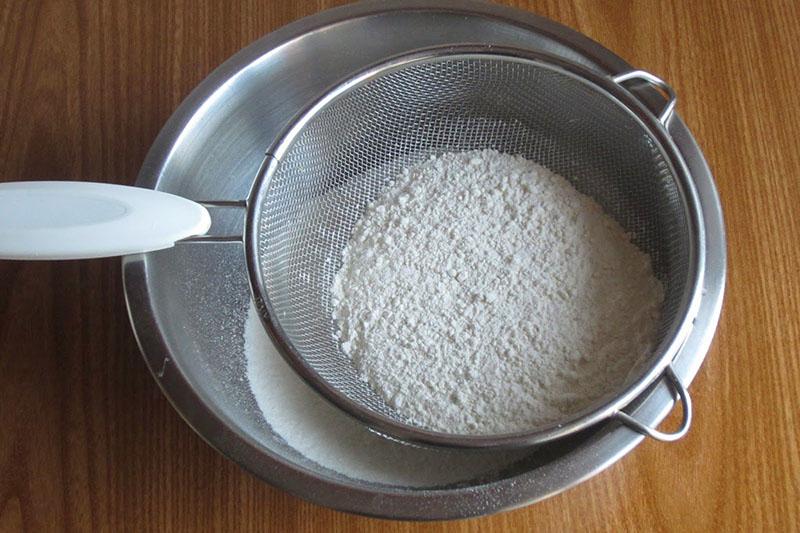 tamizar la harina con levadura en polvo