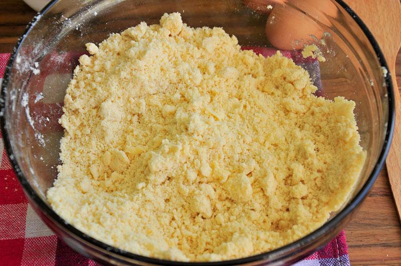 moler la mantequilla con el azúcar y la harina