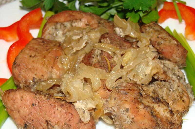 brochettes de poulet sur un oreiller d'oignon au four