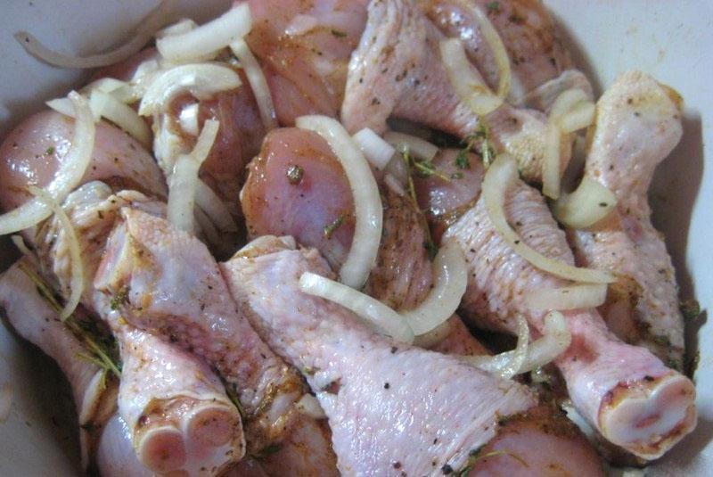 Boucher et faire mariner les cuisses de poulet