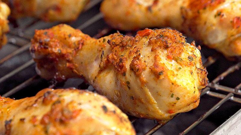 le kebab de cuisse de poulet est prêt
