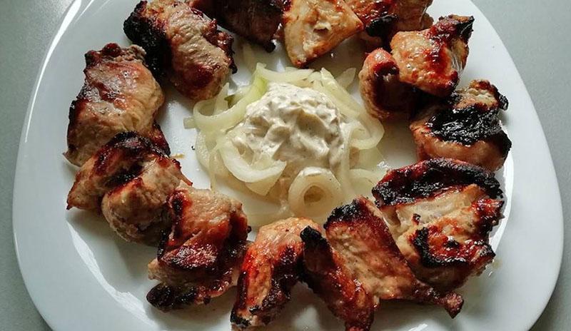 kebab sur un oreiller d'oignon