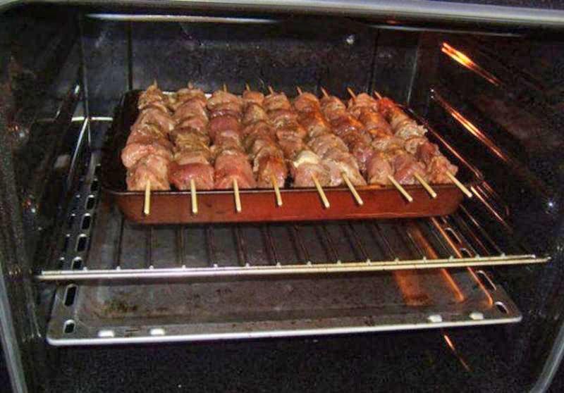 hornear kebabs en el horno