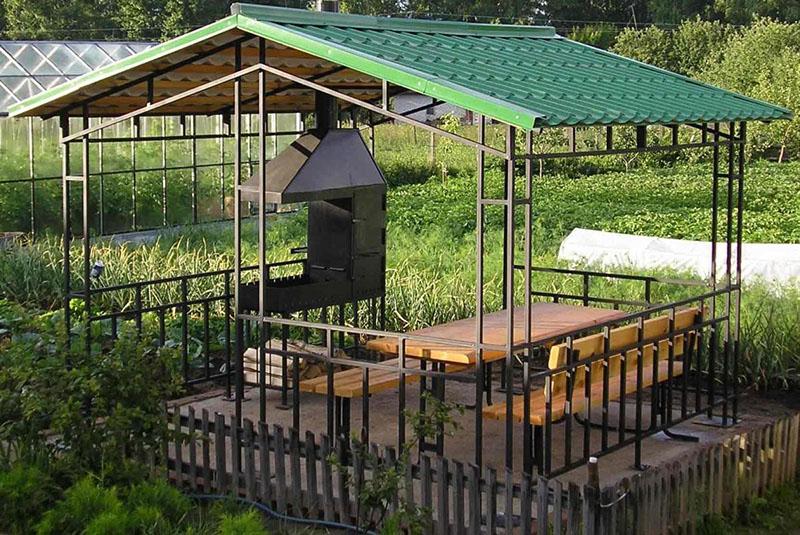 gazebo en métal avec barbecue