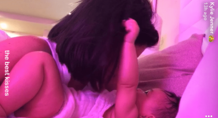 Kylie erhielt eine negative Gegenreaktion, nachdem sie diesen entzückenden Snapchat gepostet hatte, in dem sie ihr fünf Monate altes Baby Stormy küsste. Es dauerte nicht lange, bis die Fans den winzigen silbernen Ohrstecker im Ohr ihres Babys bemerkten und twitterten, um ihre Meinung zu äußern.