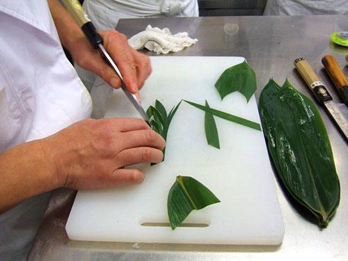 Au Japon, les feuilles d'aspidistra sont utilisées pour séparer les plats sur un plateau.