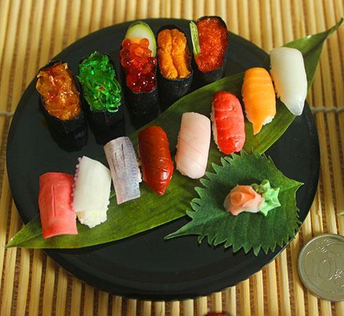 Decorar un plato en un restaurante japonés