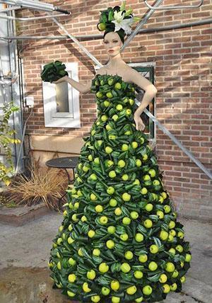 Vestido de hojas de aspidistra y manzanas