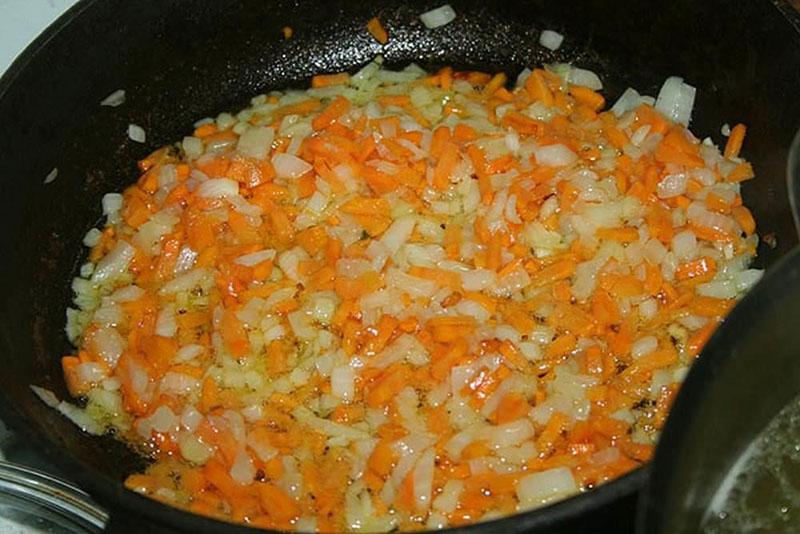 sofreír las cebollas y las zanahorias