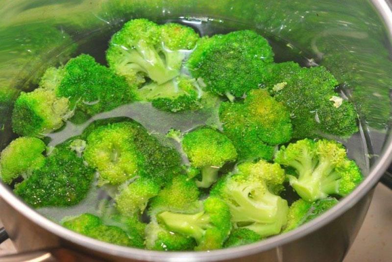 vierta agua hirviendo sobre el brócoli