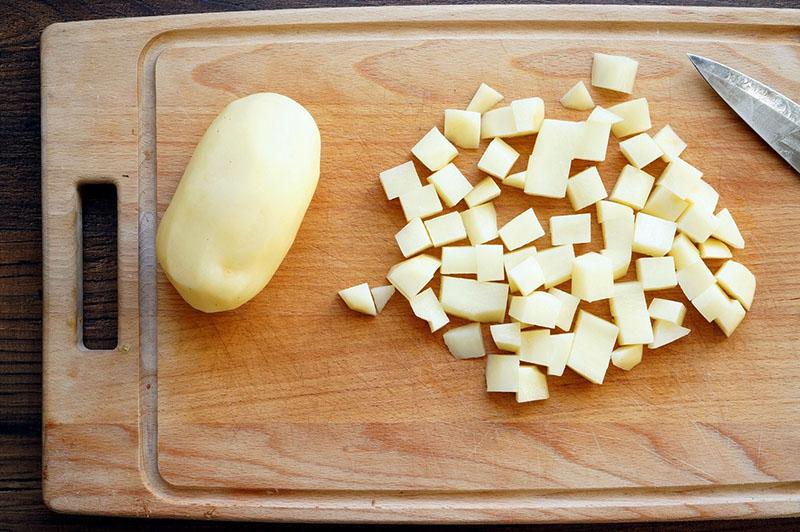 éplucher et couper les pommes de terre