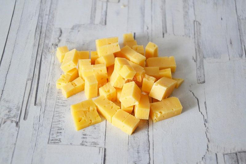 cortar el queso duro en trozos