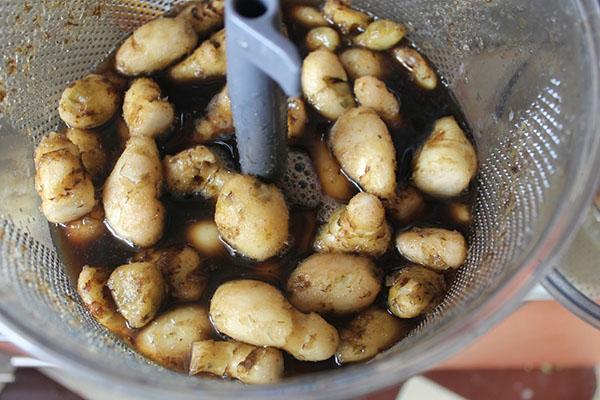 laver les tubercules de topinambour