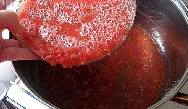 hervir la masa de tomate con especias