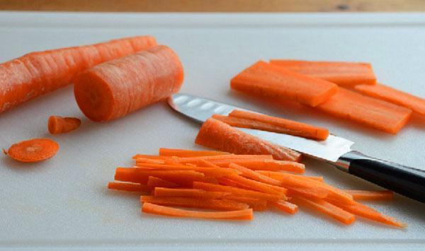 cortar las zanahorias en tiras