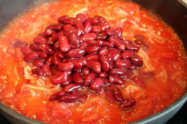 agregue los frijoles a las verduras y cocine a fuego lento