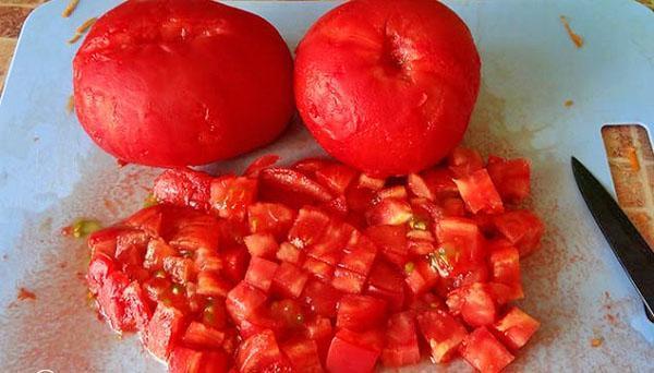 cortar los tomates pelados en cubos