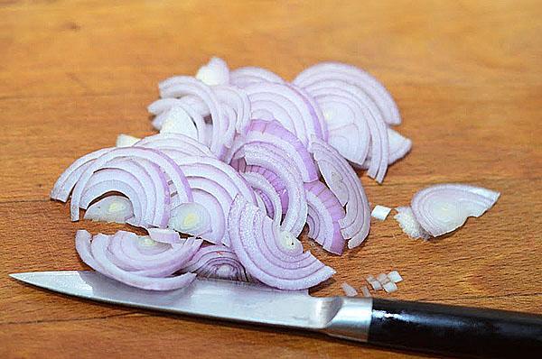cortar la cebolla en mitades