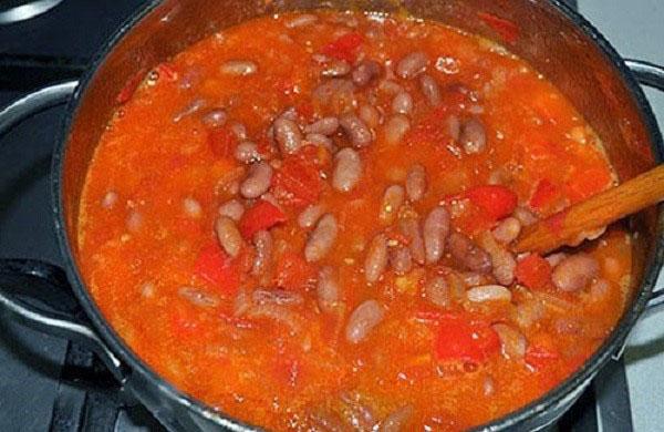 mezcle las verduras con los frijoles y cocine a fuego lento