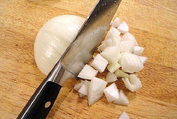 cortar la cebolla en cubos