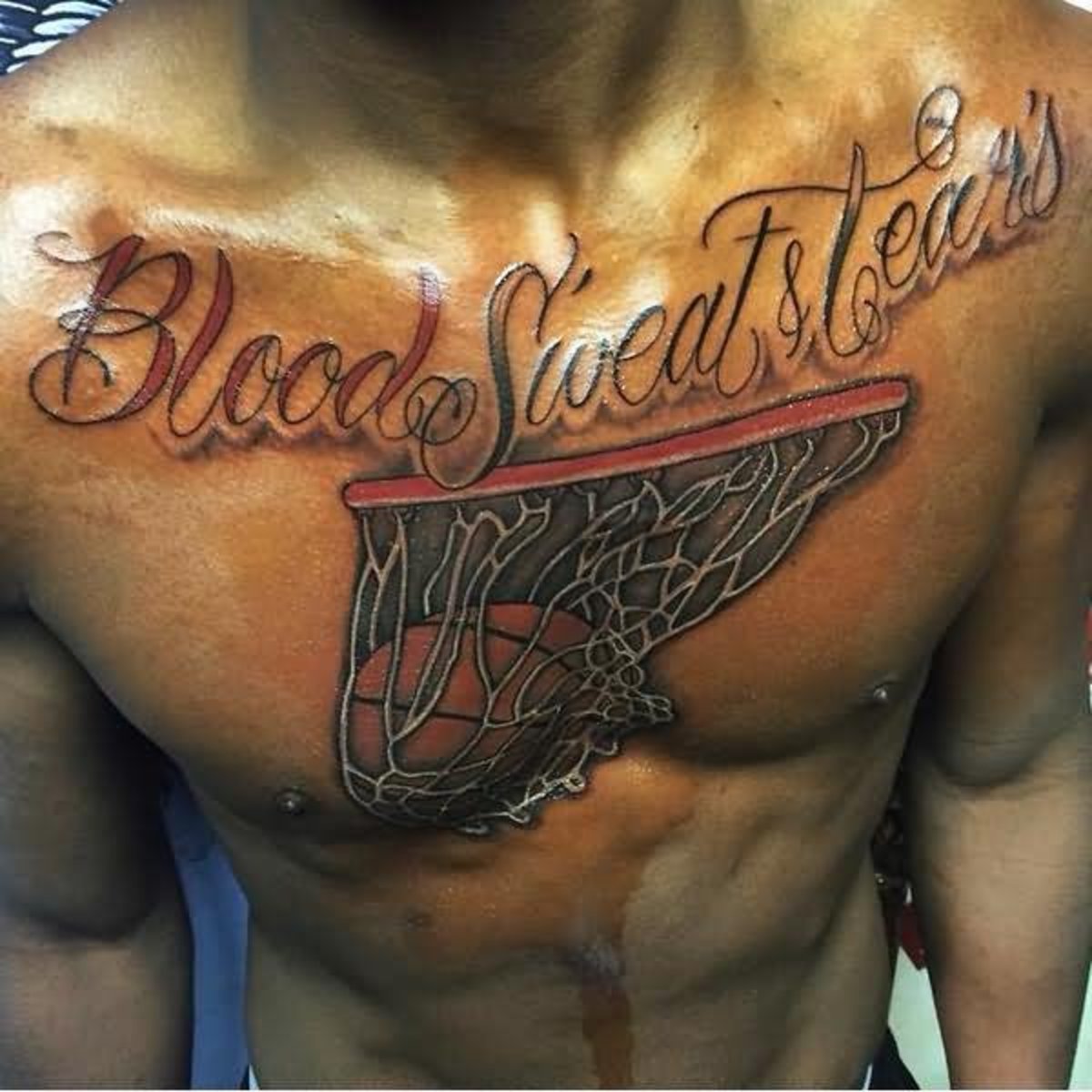 Blut-Schweiß-Tränen-Basketball-im-Korb-Tattoo-auf-der-Brust