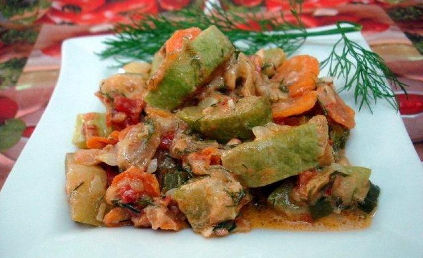 calabacín guisado con crema agria y salsa de tomate