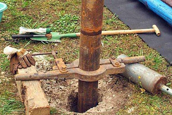 Le processus de forage d'un puits dans le pays