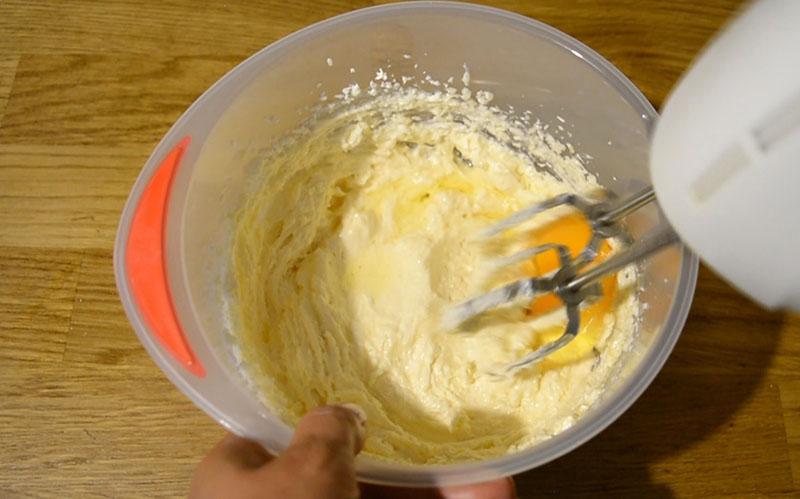 battre les oeufs avec le sucre et le beurre