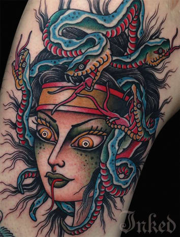Keine Sorge, Sie werden nicht zu Stein, wenn Sie dieses Medusa-Tattoo von Shaun Topper anstarren.