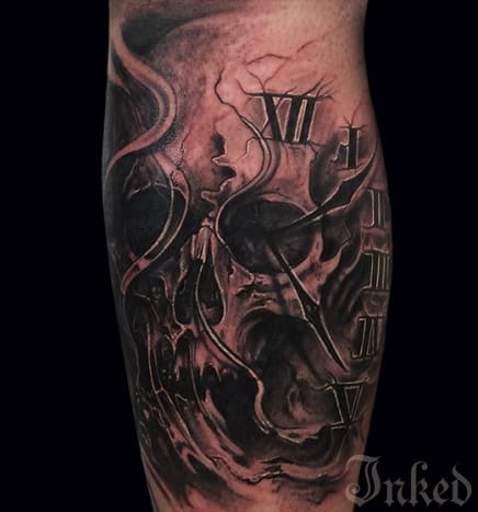 Cover artist Danny Lepore ukazuje, že hodiny přes toto tetování v životě vždy tikají.