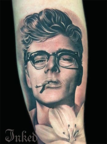 V tomto měsíčním vydání můžete vidět mnohem více realistických portrétních tetování, jako je toto od talentovaného Steva Wiebeho.