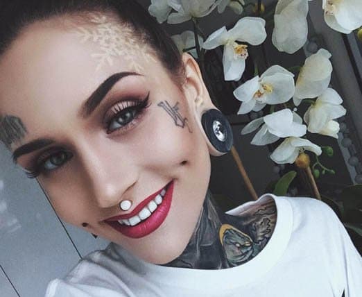 Monami Frost dokonale doplňuje své jméno tímto tetováním sněhové vločky.