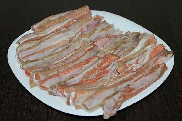 préparer les ventres du saumon pour le salage