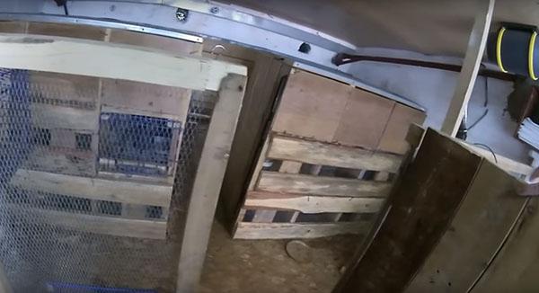 structure interne d'une enceinte en bois