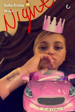 (Foto: Sofia Richie/Snapchat) Erst letzten Monat zeigte Sofia Richie als Hommage an ihren Vater ein neues Tattoo mit einem kursiven Buchstaben „L“ auf ihrem Knöchel. neues Tattoo mit dem Wort „Loyalty“ in schwarzer Schrift auf ihrem Handgelenk. Richie zeigte die frische Tinte in einer Reihe von Fotos und Videos, die am 8. Februar auf ihrem Snapchat-Konto gepostet wurden, obwohl das Tattoo noch in Plastik eingewickelt war, was es schwierig machte, es zu sehen. Am nächsten Tag enthüllte das Model das Handgelenk in all seiner Pracht auf Instagram und betitelte den Schnappschuss einfach mit „Loyalität“ mit einem Engel-Emoji.