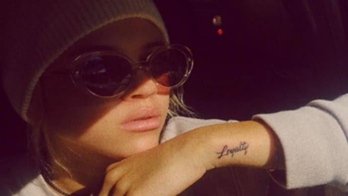 (Foto: Sofia Richie/Instagram) Richies bevorzugte Tattoo-Künstlerin ist JonBoy aus New York, ein Meister der Miniaturtinte, der für seine zarten, feinen Liniendesigns bekannt ist, und das Model hat die Künstlerin beauftragt, fast alle ihre Tattoo-Designs zu entwerfen, einschließlich das Wort „Klarheit“ seitlich an ihrem Hals, die Initialen ihres Bruders „MBR“ auf der Innenseite ihres Daumens, ein kleines Kreuz auf der Innenseite ihres Fingers, ihr Familienname „Richie“ hinter ihrem Ohr und der kleine Buchstabe „ L“-Initiale an ihrem Knöchel. Für ihr 